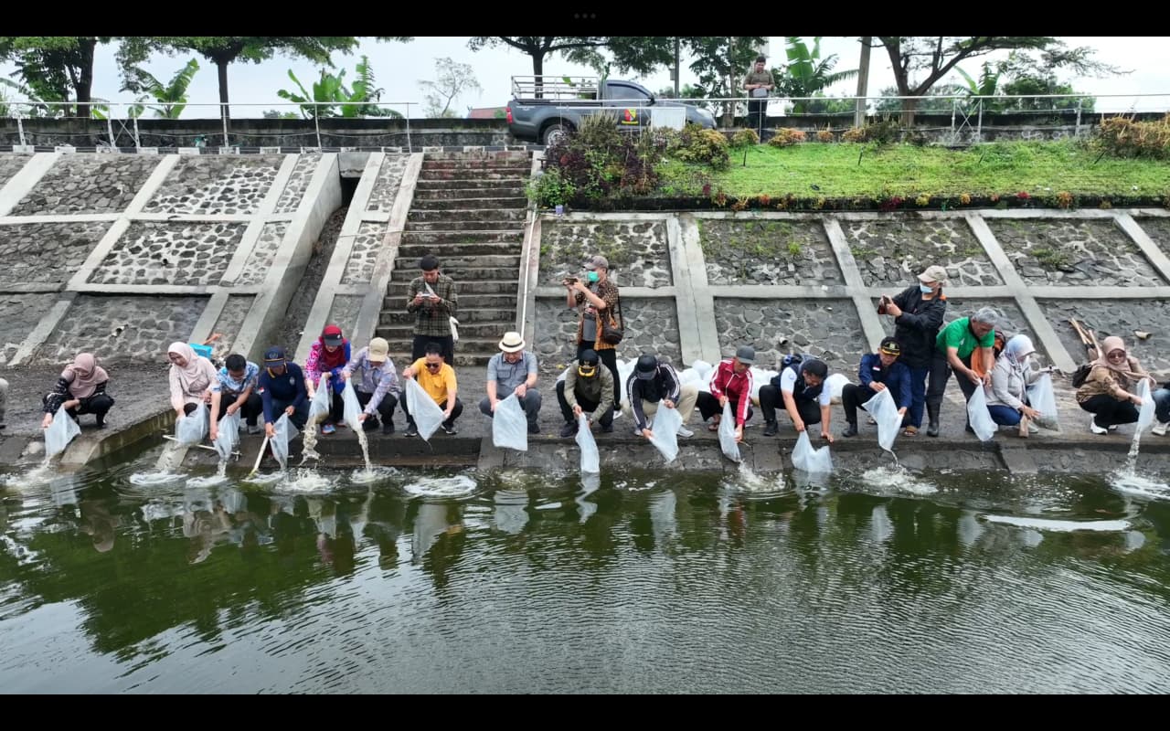Dispakan Kabupaten Bandung Tebar Ribuan Benih Ikan di Sejumlah Danau 